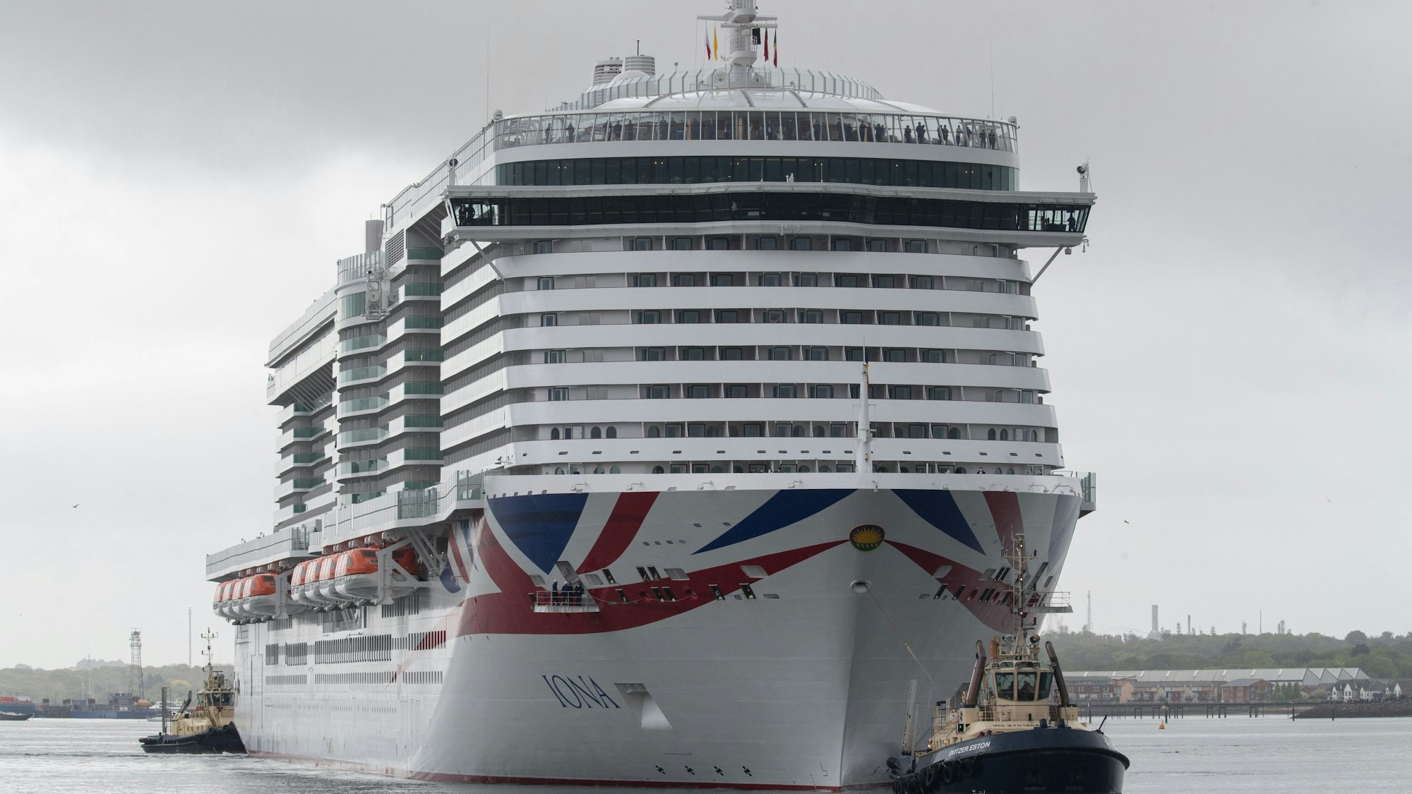 Das Kreuzfahrtschiff «Iona» der britischen Reederei P&O Cruises läuft vor seiner Taufe zum ersten Mal in Southampton ein.