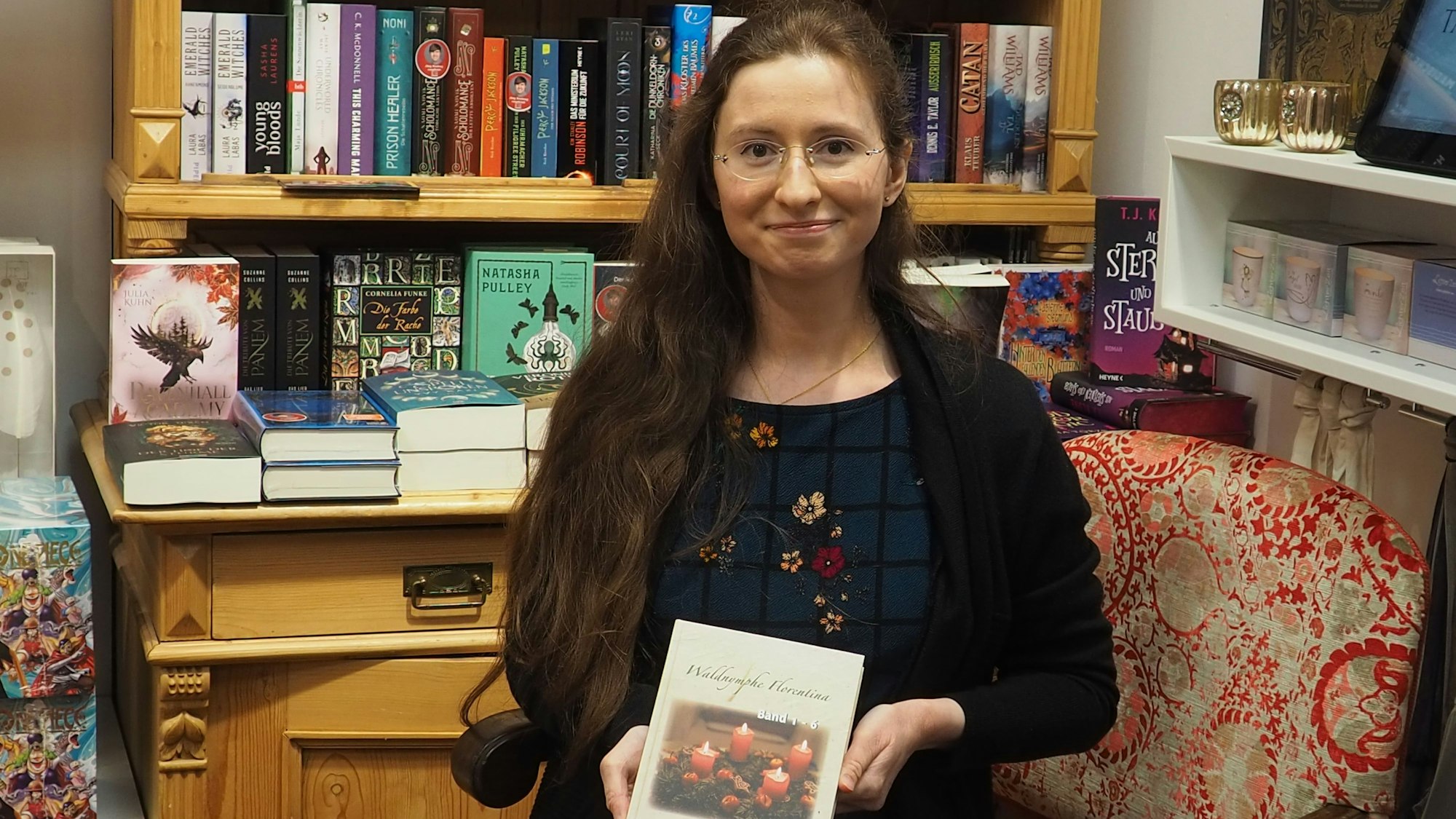 Eine Frau präsentiert ein Buch.