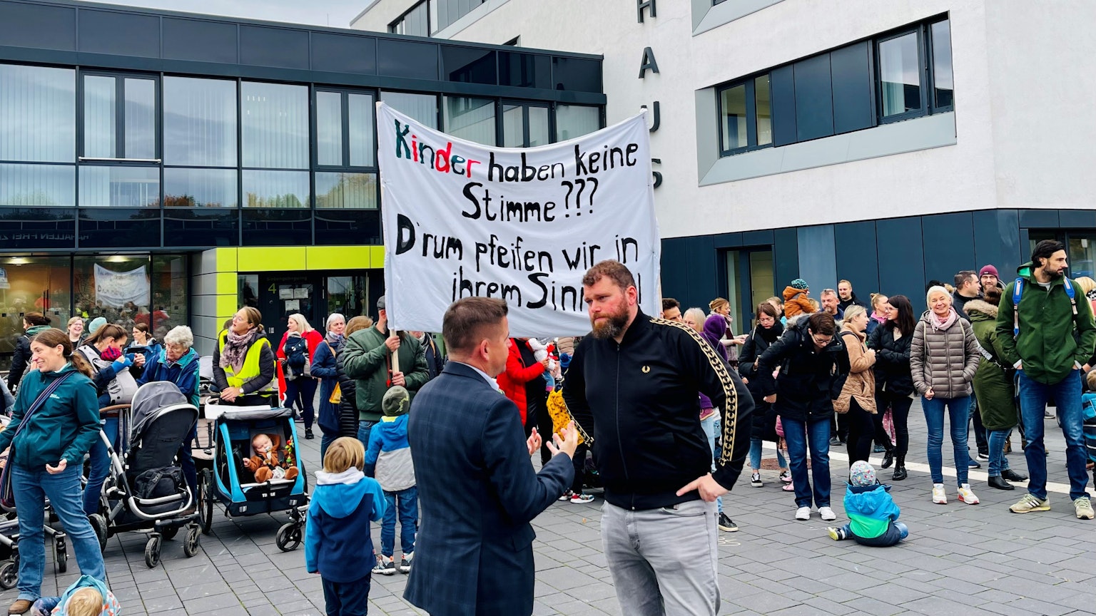 Max Hänig (39) organisiert eine Demonstration gegen den Personalmangel in den städtischen Kitas.Er spricht mit Bürgermeister Holger Jung.