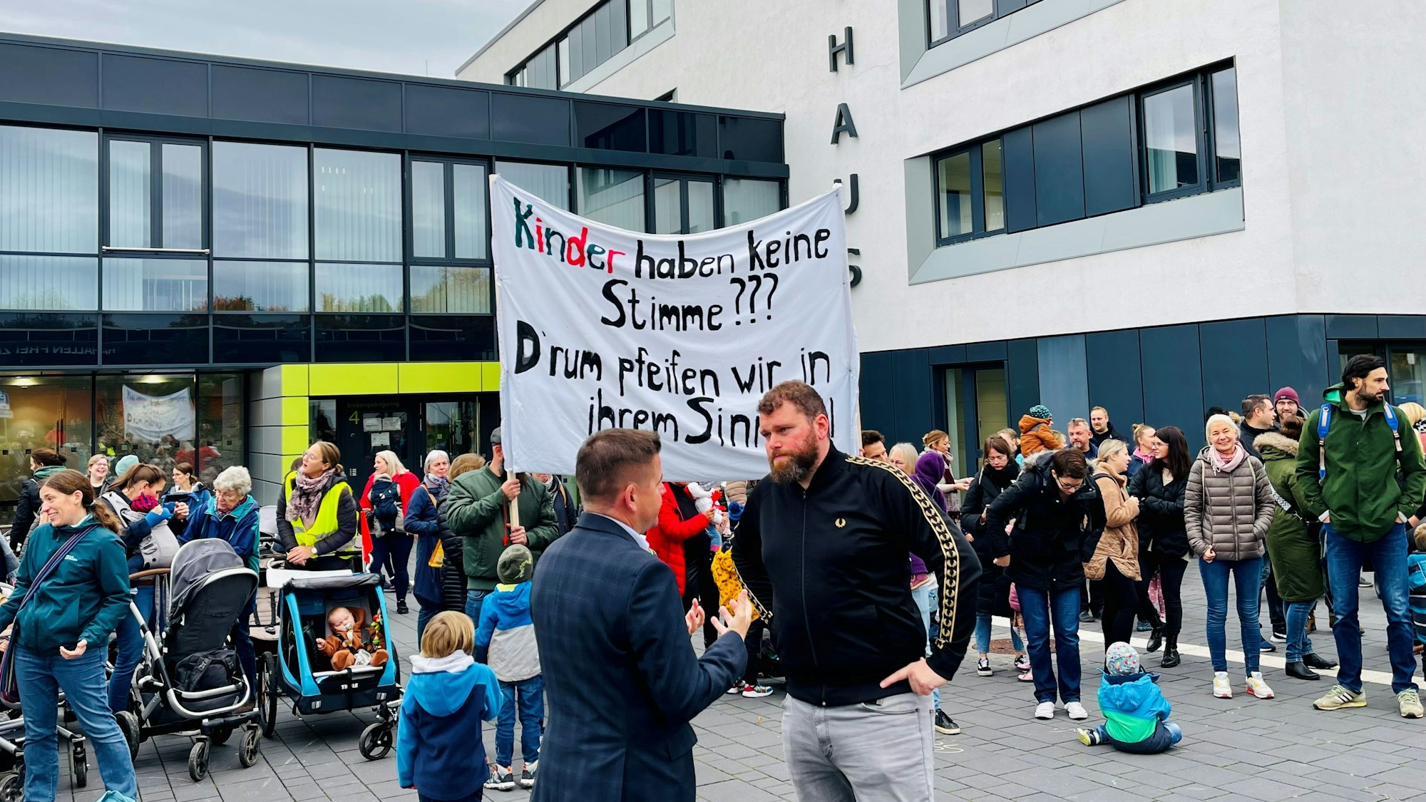 Max Hänig (39) organisiert eine Demonstration gegen den Personalmangel in den städtischen Kitas.Er spricht mit Bürgermeister Holger Jung.