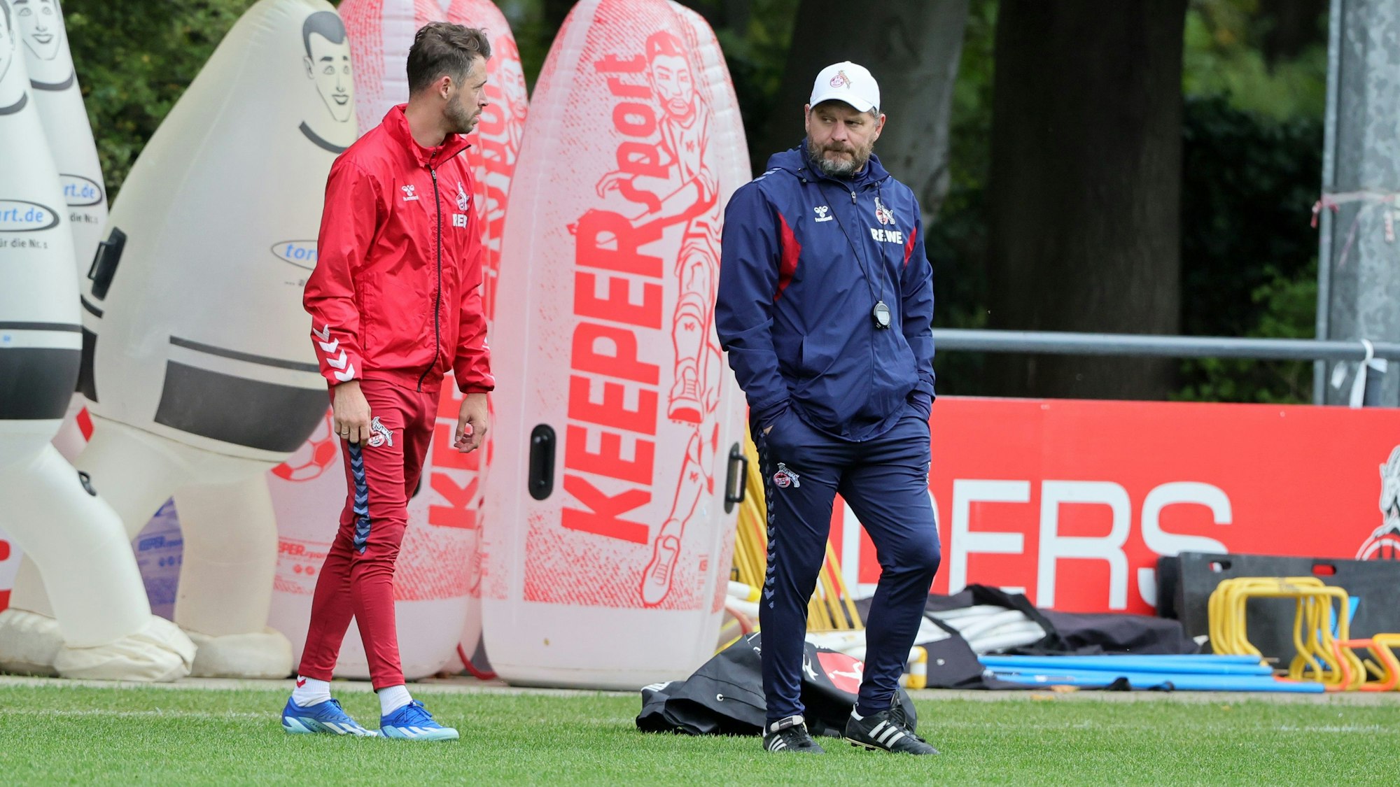 1. FC Köln, Training, von links: Mark Uth, Steffen Baumgart (1. FC Köln), 24.10.2023, Bild: Herbert Bucco