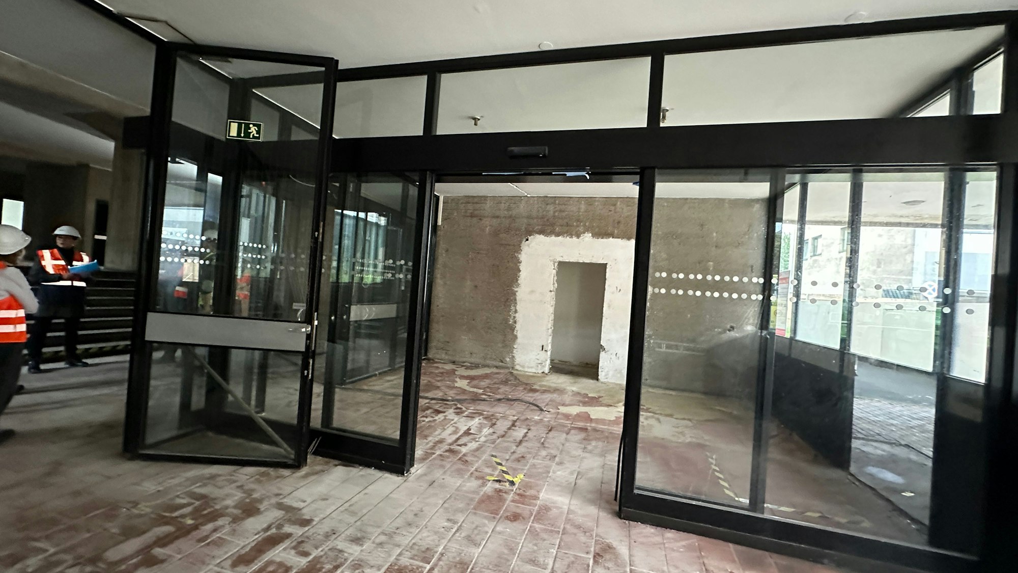 Man sieht eine geöffnete Tür.