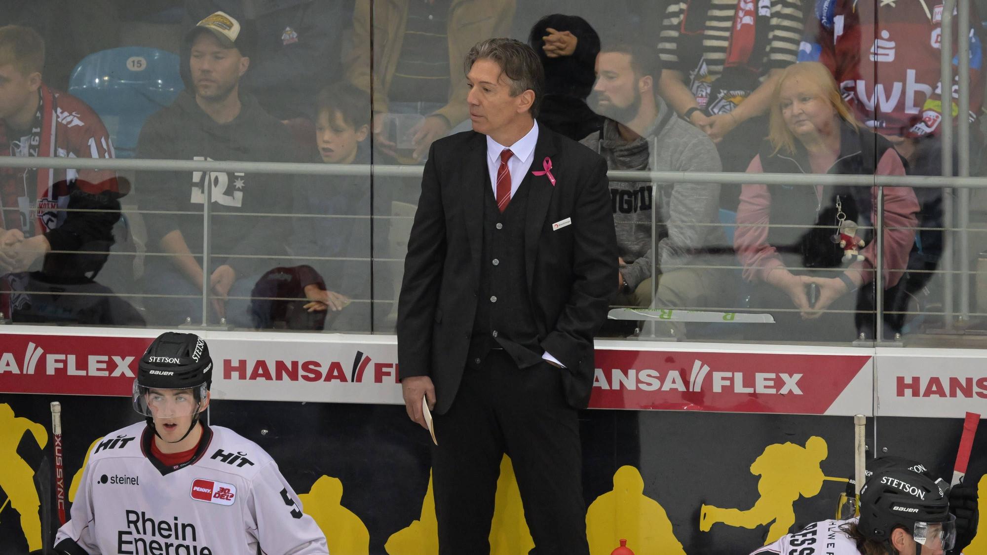 Trainer Uwe Krupp steht an der Bande.