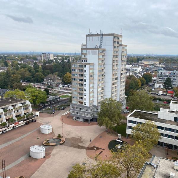 Zu sehen ist eine Luftaufnahme des Brühler Stadtgebietes mit dem Balthasar-Neumann-Platz im Vordergrund.