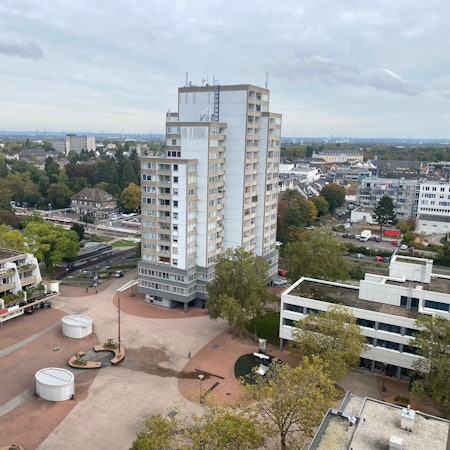 Zu sehen ist eine Luftaufnahme des Brühler Stadtgebietes mit dem Balthasar-Neumann-Platz im Vordergrund.