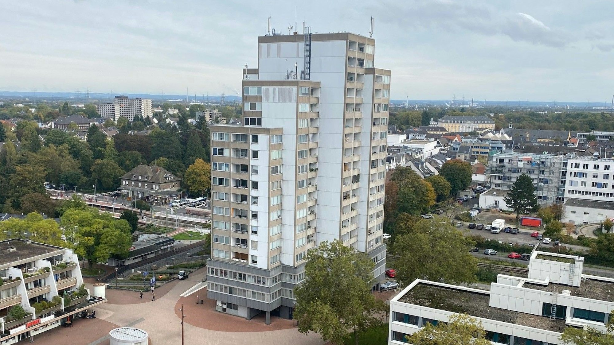 Zu sehen ist eine Luftaufnahme des Brühler Stadtgebietes mit dem Balthasar-Neumann-Platz im Vordergrund.