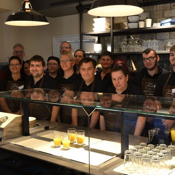 Das Team der Nordeifel-Werkstätten steht hinter dem Tresen des Cafésito in Euskirchen.