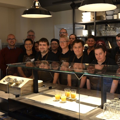 Das Team der Nordeifel-Werkstätten steht hinter dem Tresen des Cafésito in Euskirchen.