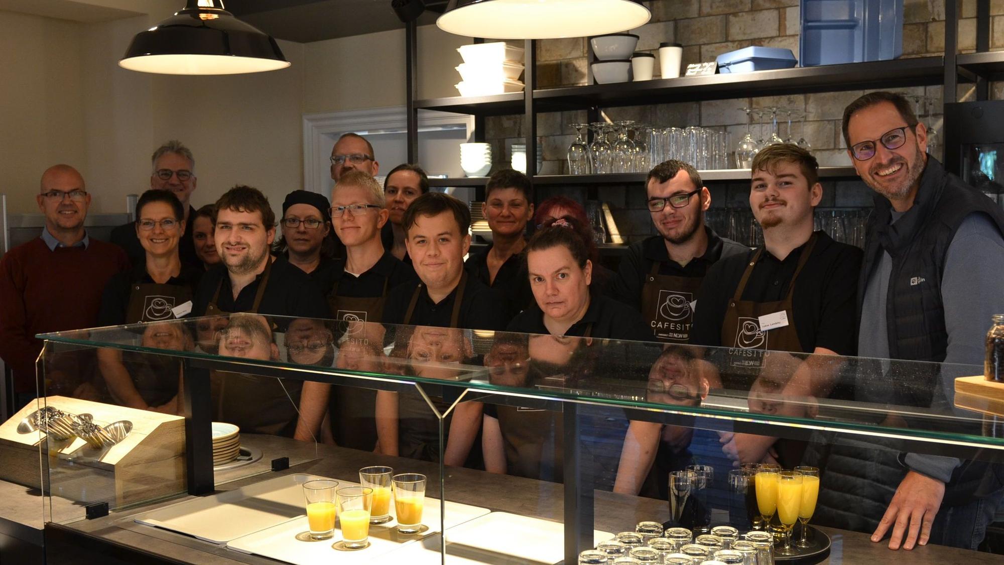 Das Team der Nordeifel-Werkstätten steht hinter dem Tresen des Cafésito in Euskirchen.