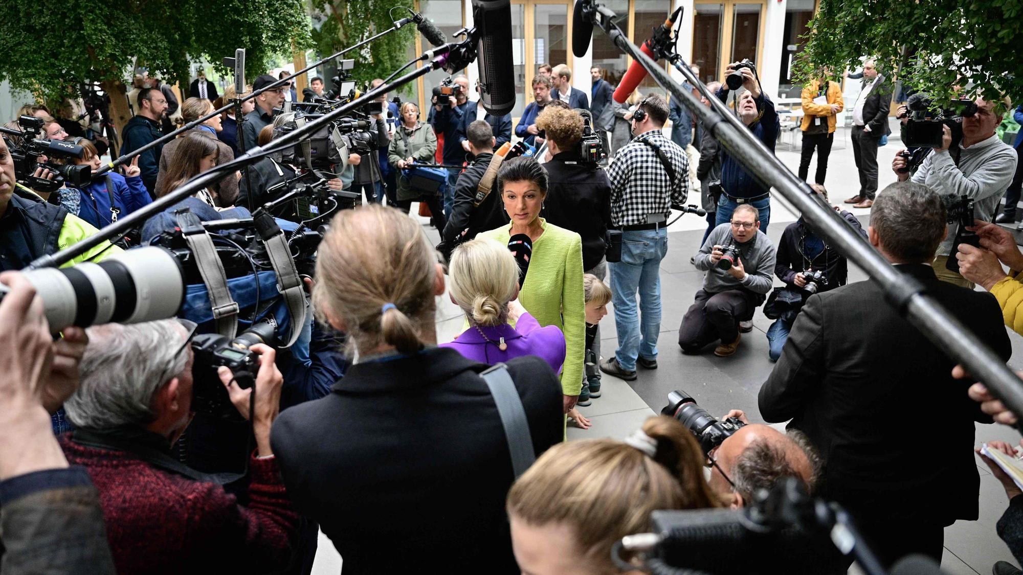Sahra Wagenknecht, ist nach einer Pressekonferenz über ihre geplante geplanten Gründung einer neuen Partei, von Reportern umringt. Wagenknecht stellte ihren neuen Verein vor, der den Namen BSW für „Bündnis Sahra Wagenknecht“ (Sahra Wagenknecht Bündnis), der als erster Schritt zur Gründung einer auf dem Weg zur Gründung einer Partei, voraussichtlich Anfang nächsten Jahres.