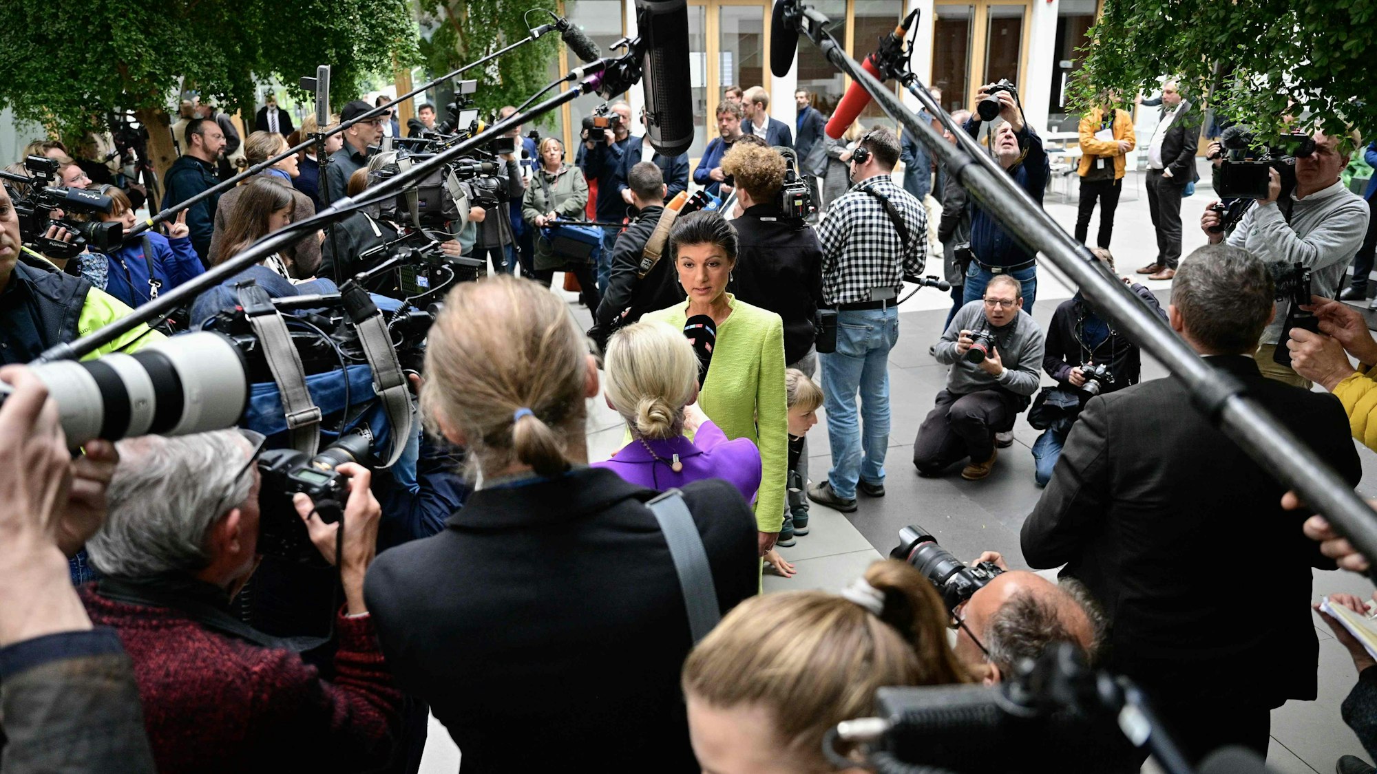 Sahra Wagenknecht, ist nach einer Pressekonferenz über ihre geplante geplanten Gründung einer neuen Partei, von Reportern umringt. Wagenknecht stellte ihren neuen Verein vor, der den Namen BSW für „Bündnis Sahra Wagenknecht“ (Sahra Wagenknecht Bündnis), der als erster Schritt zur Gründung einer auf dem Weg zur Gründung einer Partei, voraussichtlich Anfang nächsten Jahres.