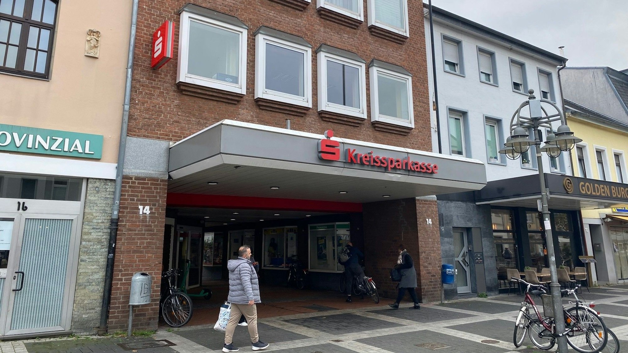 Zu sehen ist der Zugang zur Geschäftsstelle der Kreissparkasse Köln am Brühler Markt.