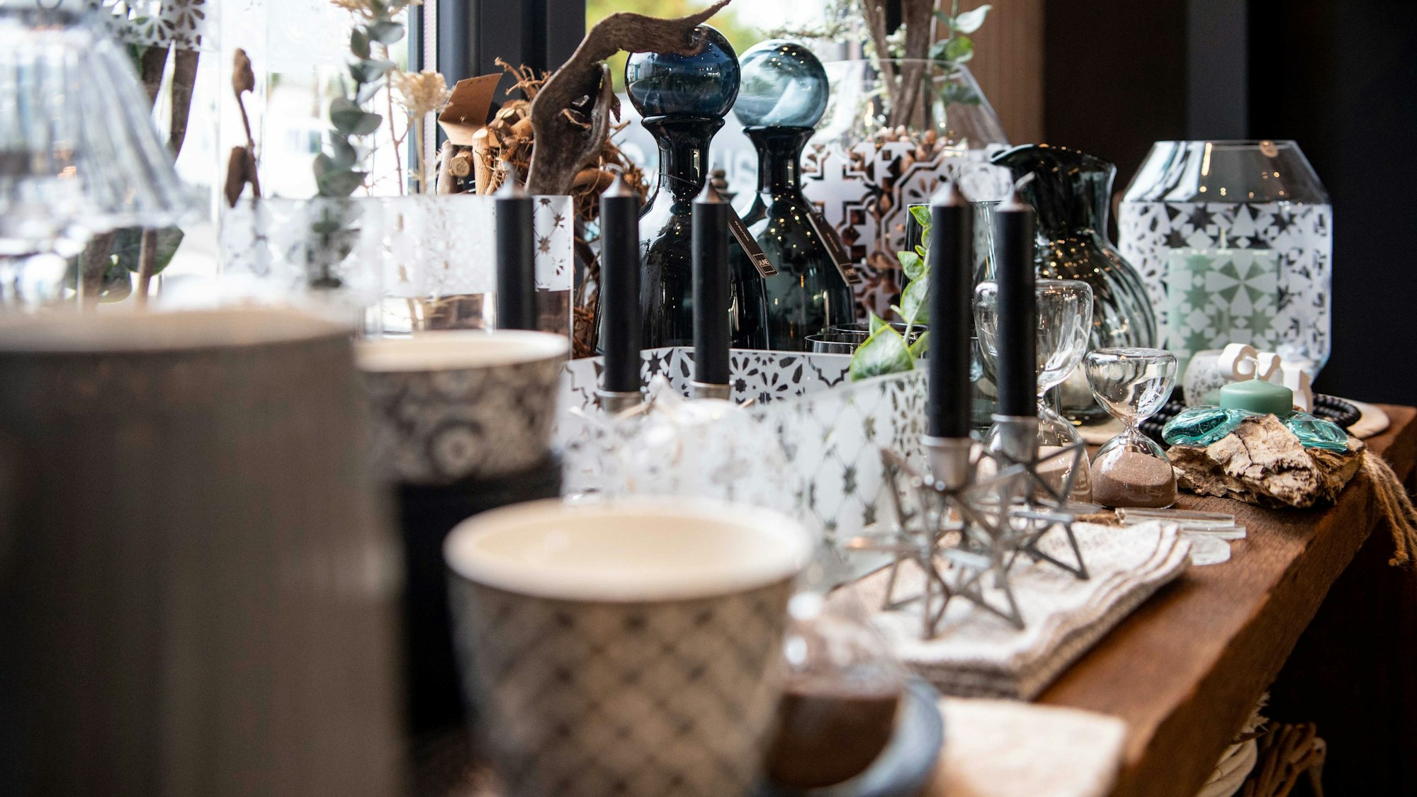 Das Bild zeigt zahlreiche Deko-Elemente, die auf einem Tisch drapiert sind.