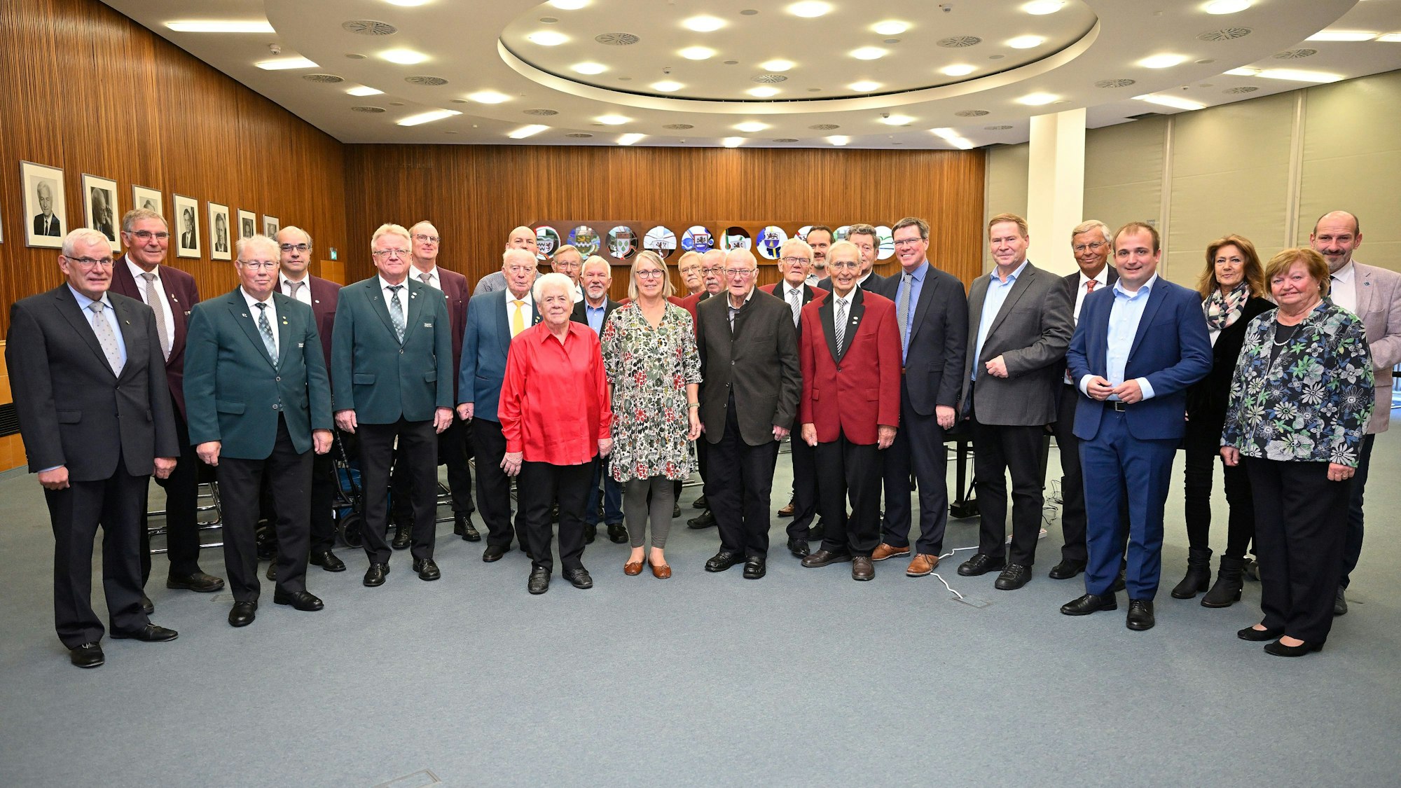 Zahlreiche Menschen stehen in einer Gruppe im Sitzungssaal des Kreishauses in Bergisch Gladbach zusammen.