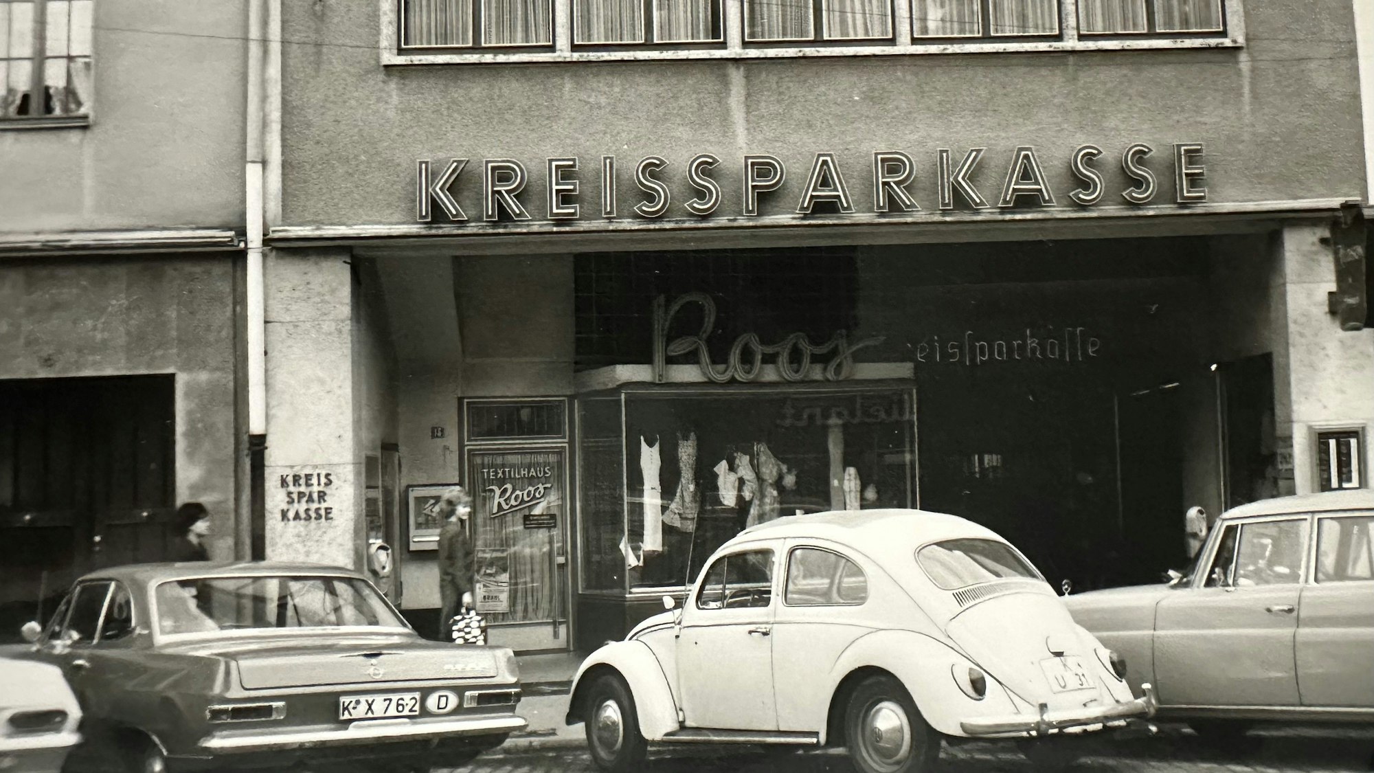 Auf dem Foto aus dem Jahr 1966 ist ein Gebäude am Brühler Markt zu sehen, vor dem damals noch Autos parken durften.