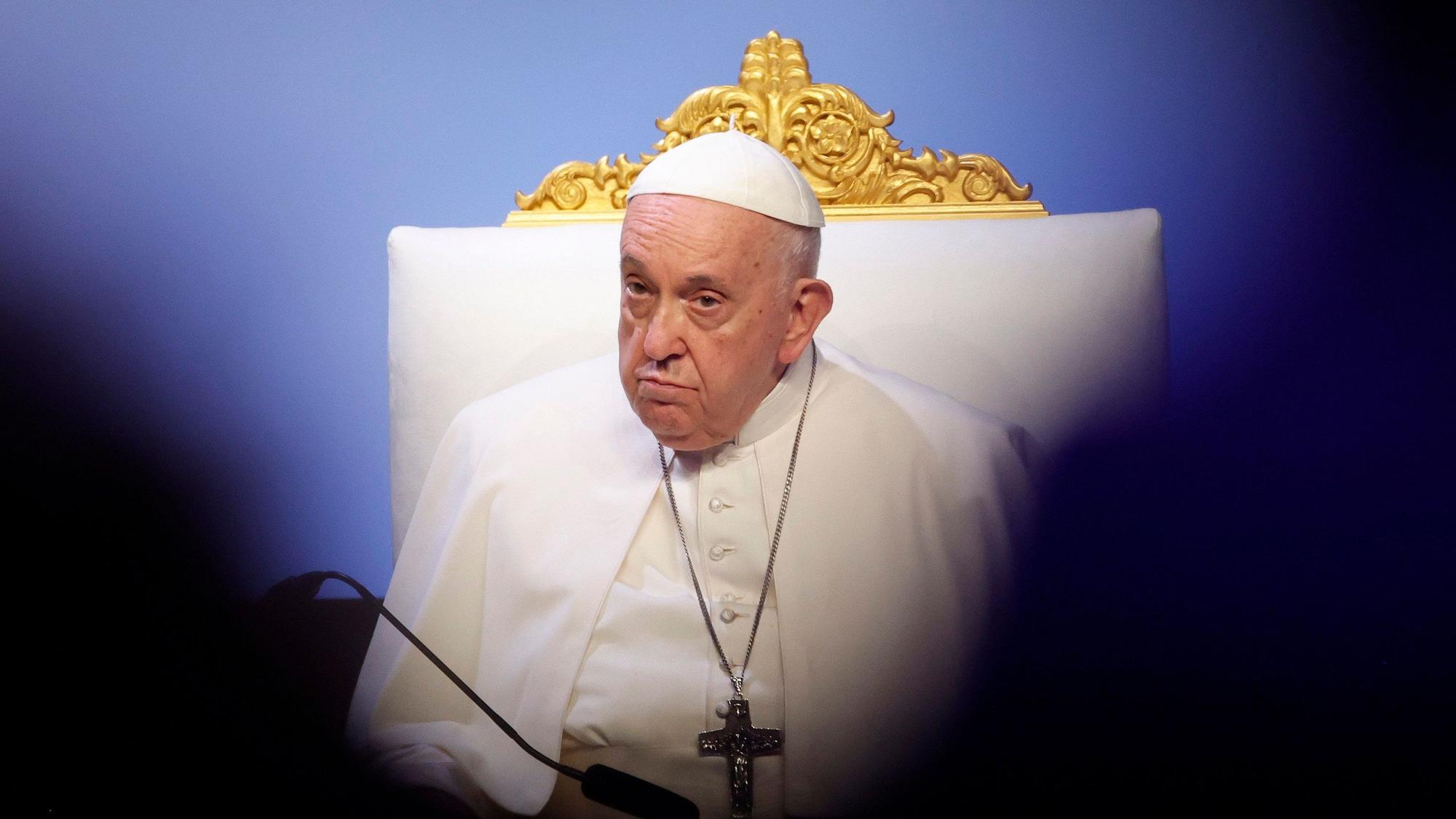 23.09.2023, Frankreich, Marseille: Papst Franziskus nimmt an der letzten Sitzung der «Rencontres méditerranéennes» im Palais du Pharo teil. Papst Franziskus hat mit Blick auf die Migration von Afrika über das Mittelmeer nach Europa vor Abschottung und Panikmache gewarnt. Foto: Sebastien Nogier/EPA POOL/AP/dpa +++ dpa-Bildfunk +++