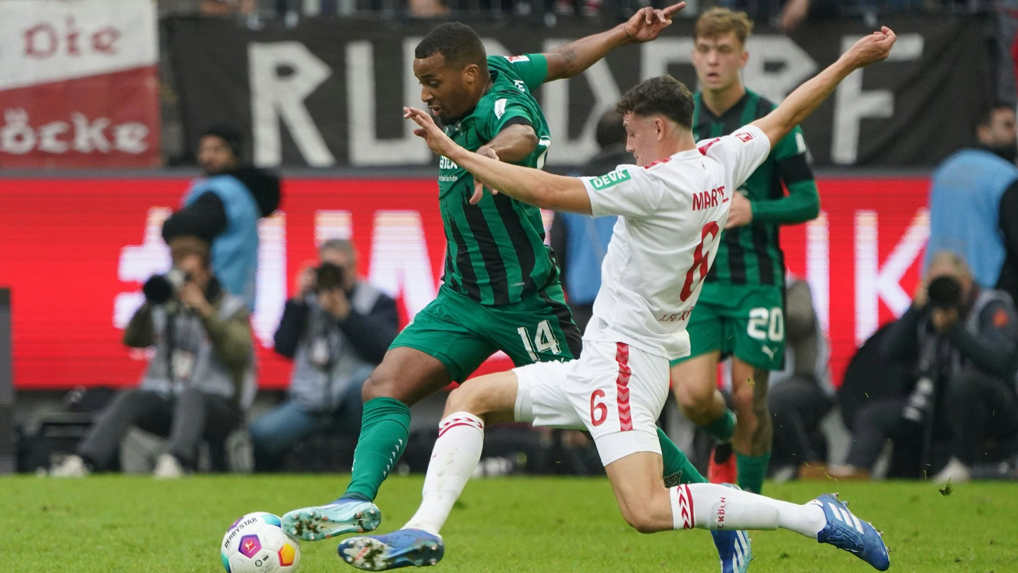 Fussball, 1.BL Saison 2023/2024,1.FC Köln- Borussia Mönchengladbach , 22.10.2023, Rheinenergiestadion Köln Alassane Plea Borussia Mönchengladbach , Eric Martel,
