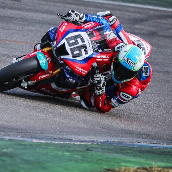 Florian Alt nimmt auf der Honda mit der Nummer 66 eine Kurve.