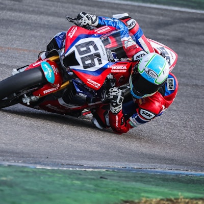 Florian Alt nimmt auf der Honda mit der Nummer 66 eine Kurve.