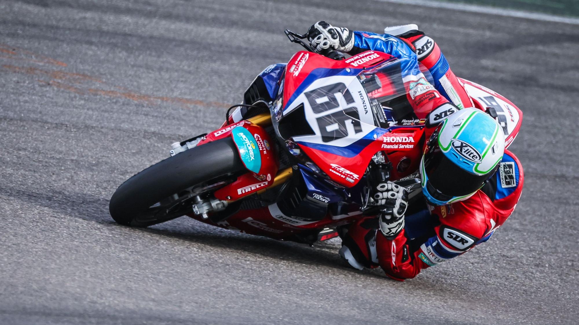 Florian Alt nimmt auf der Honda mit der Nummer 66 eine Kurve.