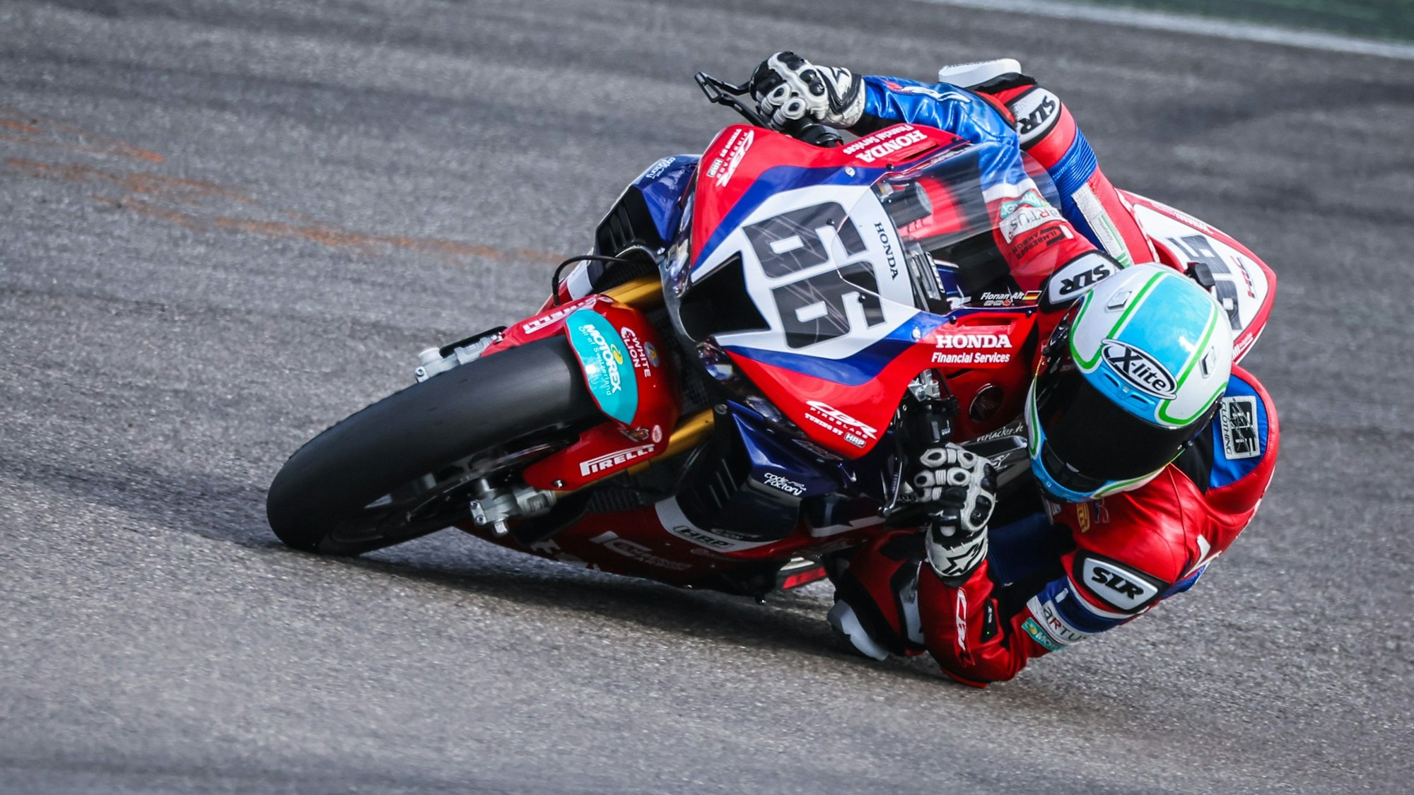 Florian Alt nimmt auf der Honda mit der Nummer 66 eine Kurve.