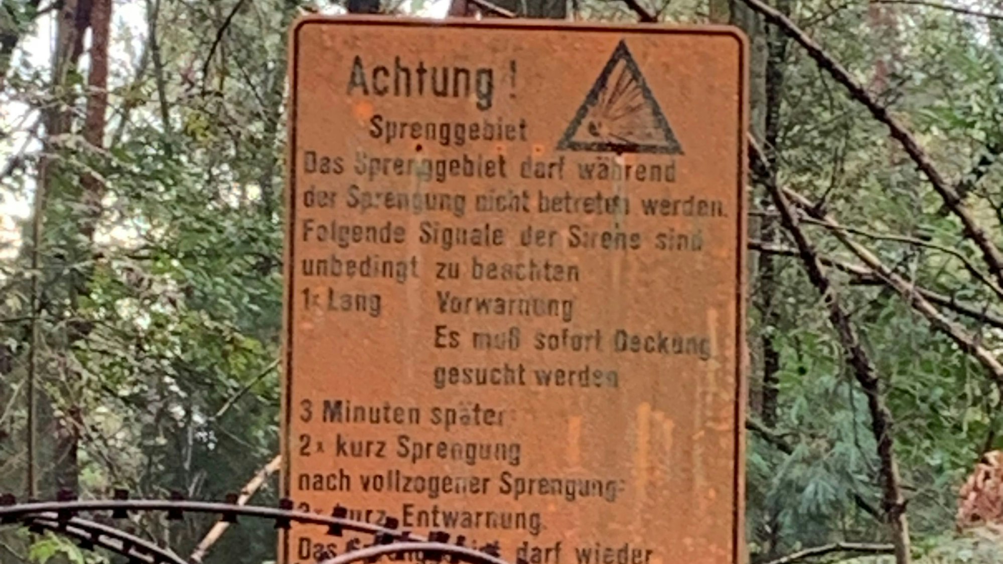 Ein Schild warnt Wanderer vor Sprengungen an der Wahner Heide.