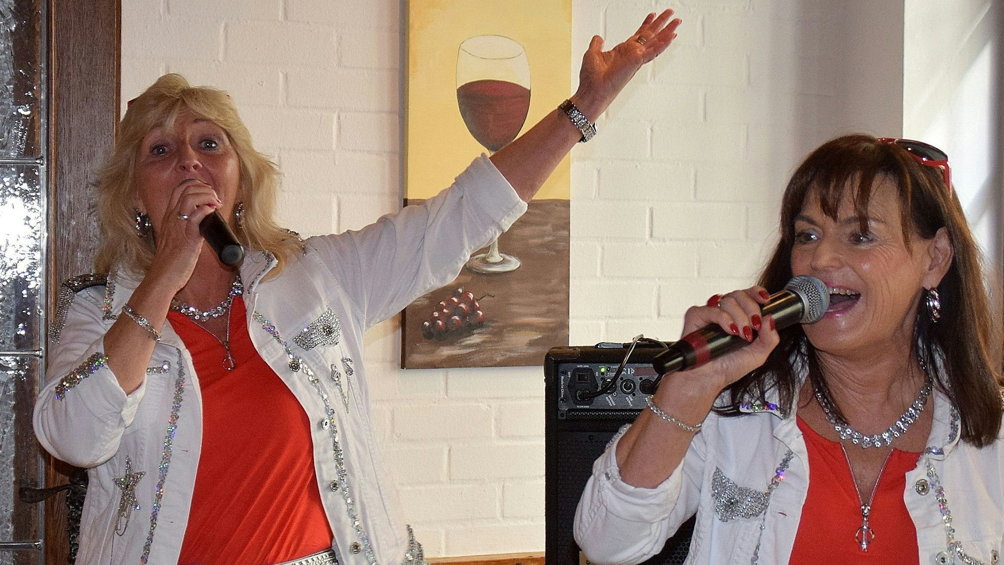 Das Duo "Schokolädcher", Anja Ehrhardt (links) und Silvia Smolka, stellte das Mottolied der Bonner Karnevalssession 203/24 vor.