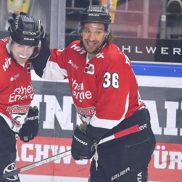25.10.2023, Köln, Eishockey, Penny DEL, 13. Spieltag, Lanxess-Arena, Kölner Haie - Schwenninger Wild Wings: Maximilian Kammerer Kölner Haie und Andreas Thuresson Kölner Haie beim Torjubel nach dem 1:0 durch Andreas Thuresson Kölner Haie.