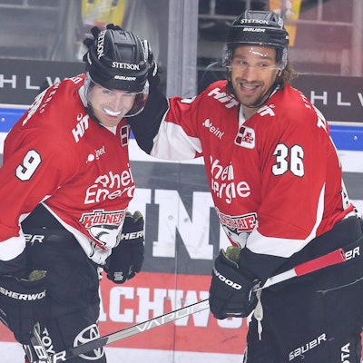 25.10.2023, Köln, Eishockey, Penny DEL, 13. Spieltag, Lanxess-Arena, Kölner Haie - Schwenninger Wild Wings: Maximilian Kammerer Kölner Haie und Andreas Thuresson Kölner Haie beim Torjubel nach dem 1:0 durch Andreas Thuresson Kölner Haie.