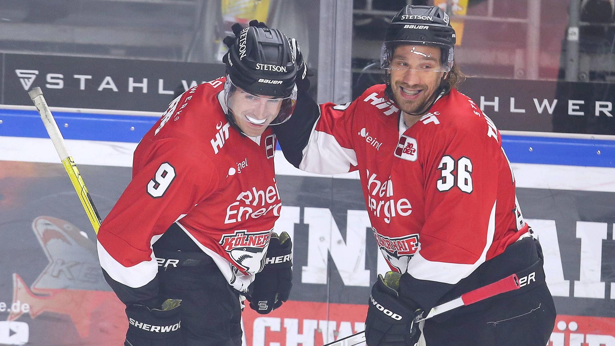 25.10.2023, Köln, Eishockey, Penny DEL, 13. Spieltag, Lanxess-Arena, Kölner Haie - Schwenninger Wild Wings: Maximilian Kammerer Kölner Haie und Andreas Thuresson Kölner Haie beim Torjubel nach dem 1:0 durch Andreas Thuresson Kölner Haie.
