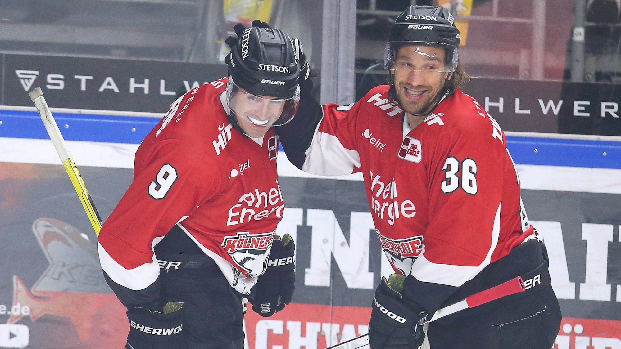 25.10.2023, Köln, Eishockey, Penny DEL, 13. Spieltag, Lanxess-Arena, Kölner Haie - Schwenninger Wild Wings: Maximilian Kammerer Kölner Haie und Andreas Thuresson Kölner Haie beim Torjubel nach dem 1:0 durch Andreas Thuresson Kölner Haie.