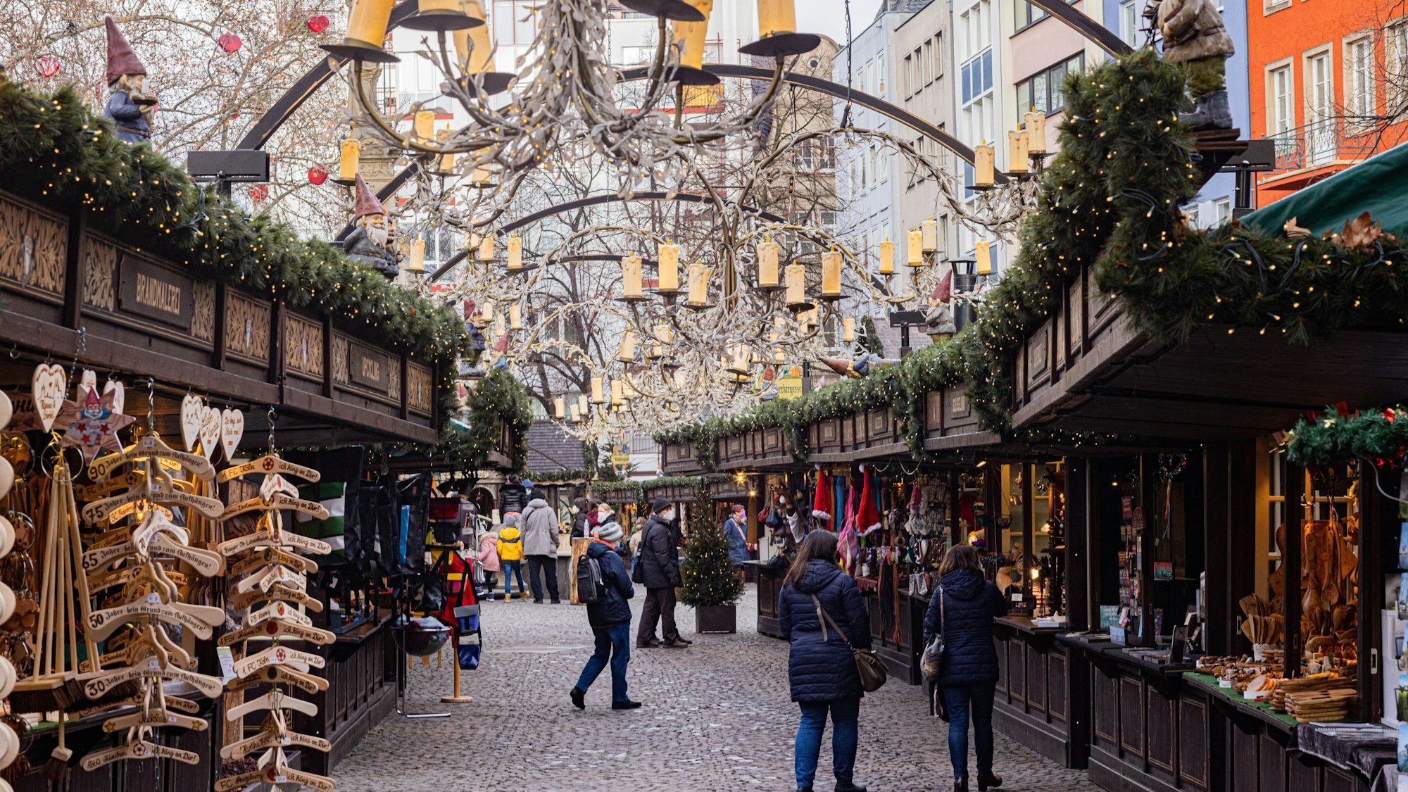 Wenige Personen schlendern an den Buden vorbei.