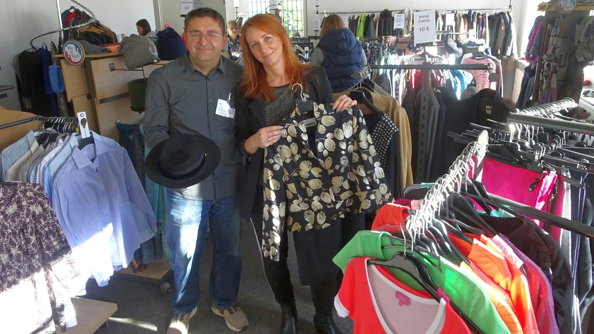 Der Verein "Wir für Euch e.V.
" eröffnete in neuen Räume an Meckenheims Hauptstraße. Die Ehrenamtler Irina Heer (Vorsitzende) und Arkadius Markowski (Stellvertreter) präsentieren das Angebot gebrauchter Kleidung für Damen und Herren.