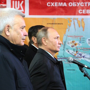 Russlands Präsident Wladimir Putin bei einem Termin in einer Lukoil-Analge in Astrakhan. Der Vorstandschef des Ölkonzerns ist gestorben – nur ein Jahr nach seinem Vorgänger.