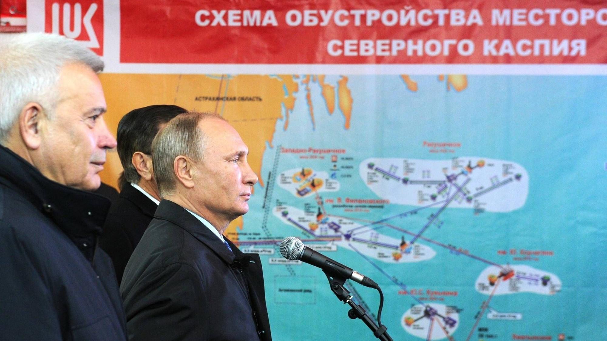 Russlands Präsident Wladimir Putin bei einem Termin in einer Lukoil-Analge in Astrakhan. Der Vorstandschef des Ölkonzerns ist gestorben – nur ein Jahr nach seinem Vorgänger.
