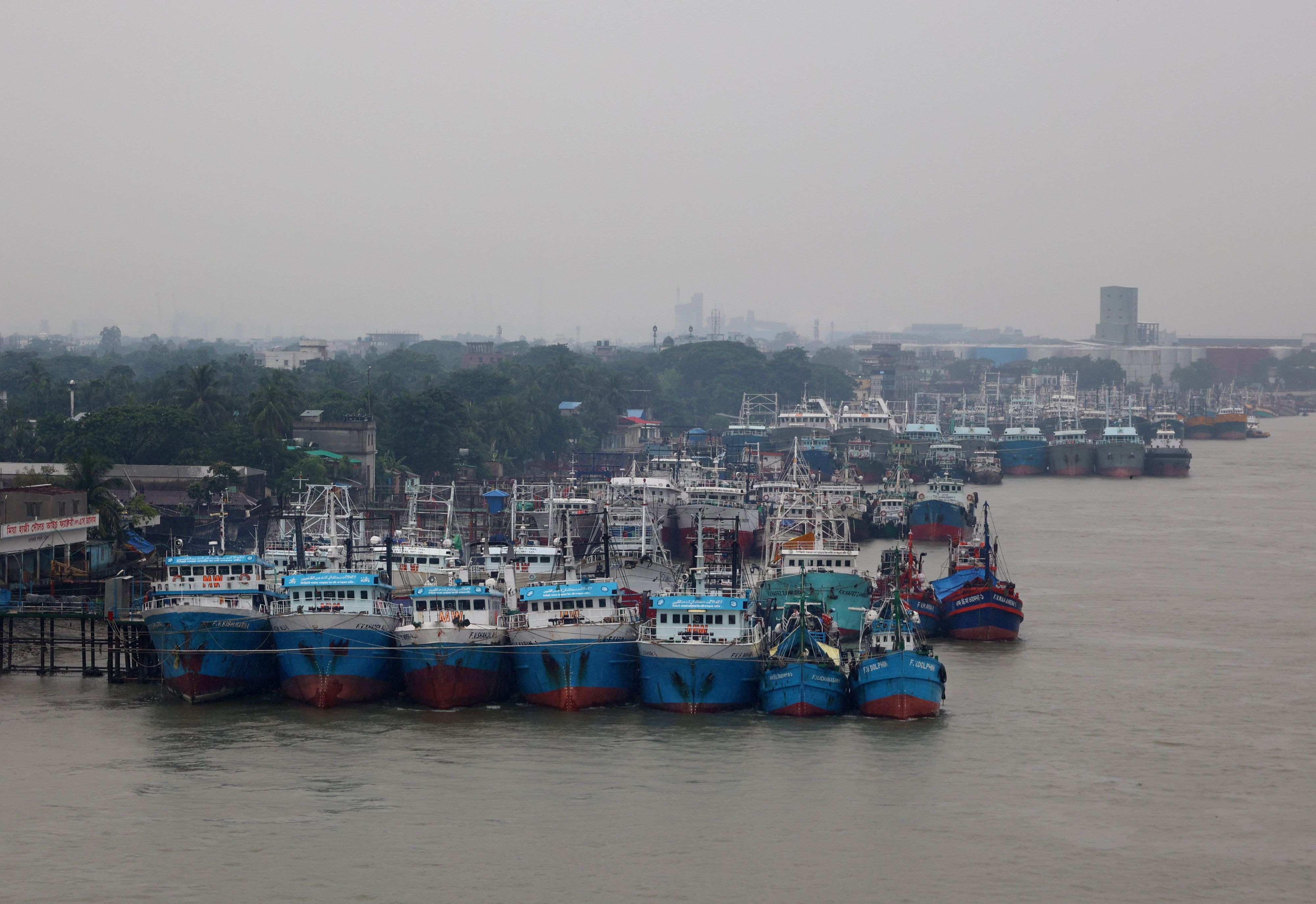 Bangladesch, Chittagong: Leichterschiffe liegen im Karnaphuli-Fluss.