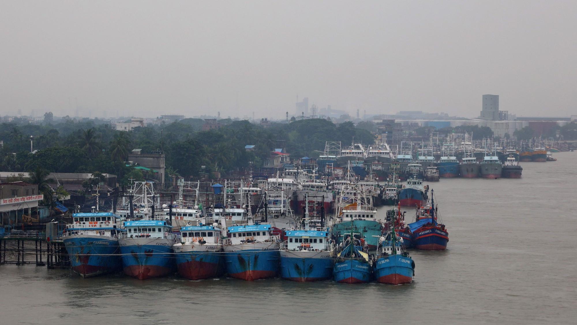 Bangladesch, Chittagong: Leichterschiffe liegen im Karnaphuli-Fluss.