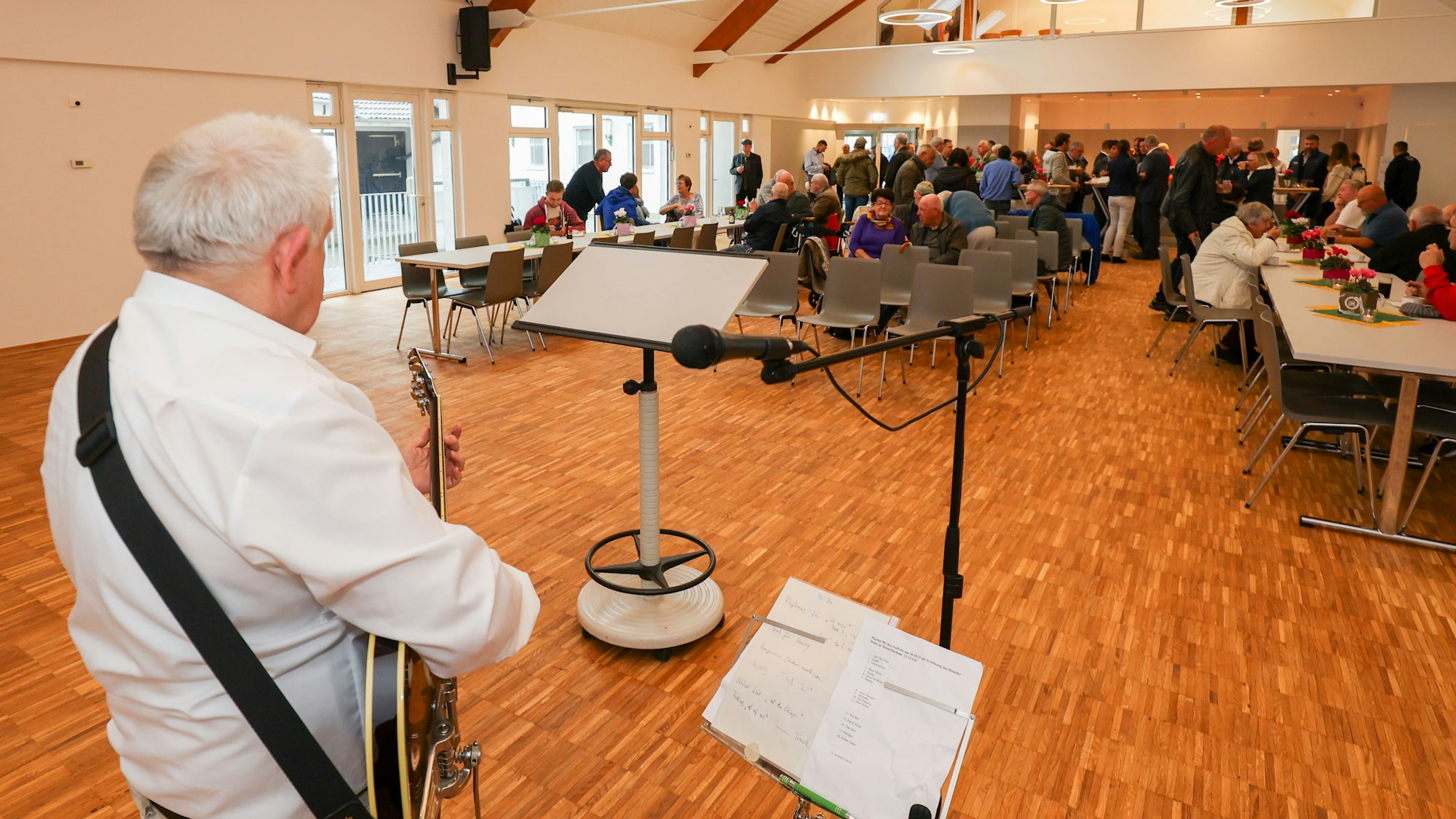 Georg Kegel vom Ensemble Blue Moon am 20.10.2023 bei der Wiedereröffnung des Henseler Hofs im Saal des Henseler Hofs in Wachtberg Niederbachem. Foto Copyright: Petra Reuter