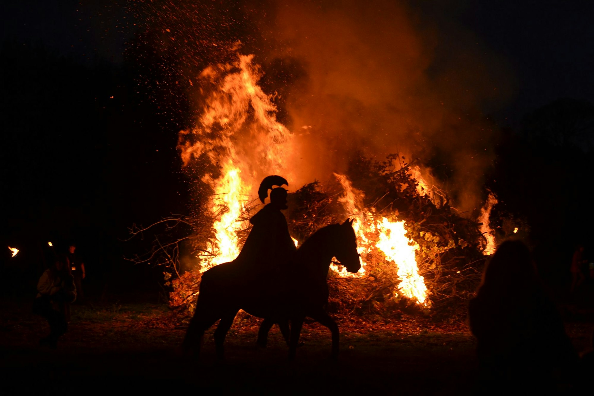 Das Bild zeigt einen St. Martin vor einem Martinsfeuer.