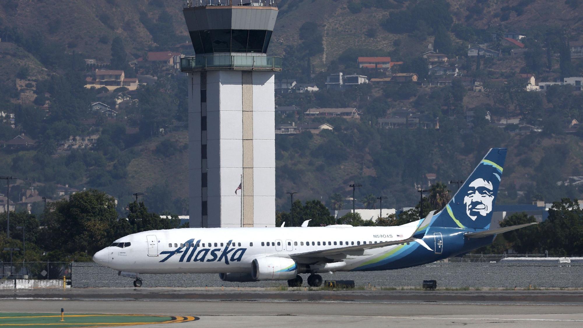 Ein Flugzeug von Alaska Airlines steht auf dem Flughafen von Burbank im US-Bundesstaat Kalifornien.