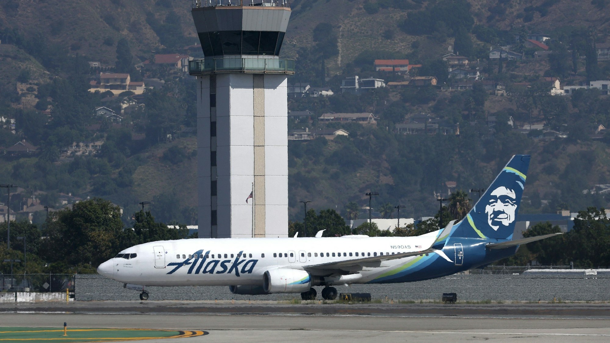 Ein Flugzeug von Alaska Airlines steht auf dem Flughafen von Burbank im US-Bundesstaat Kalifornien.