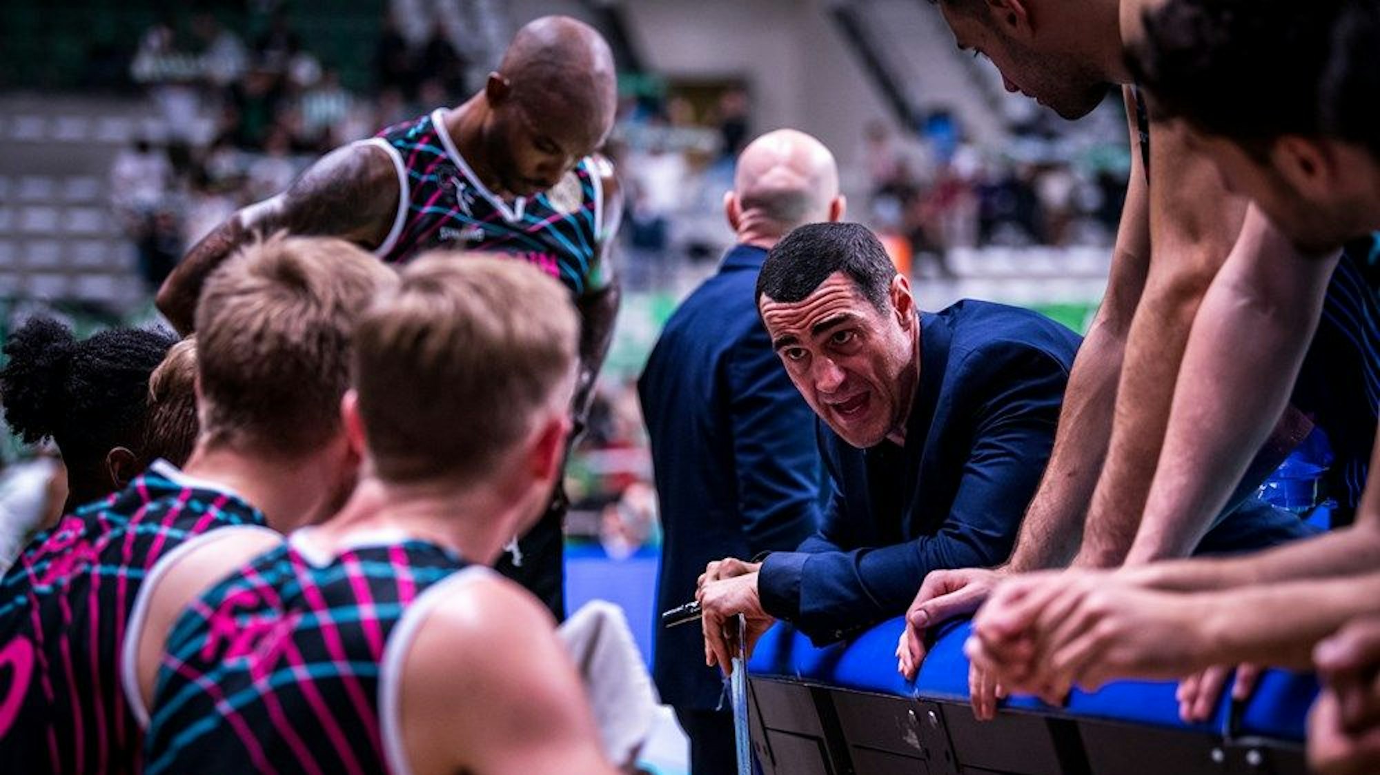 Trainer Roel Moors stimmt seine Spieler in einer Auszeit ein.