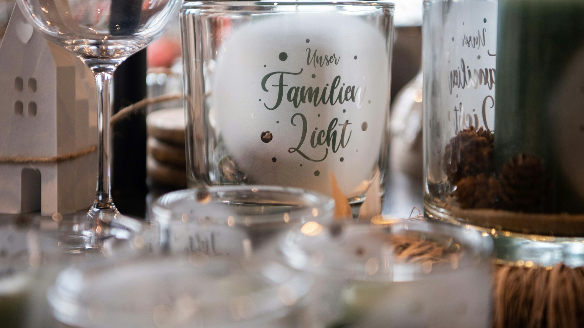 Das Bild zeigt ein sogenanntes Familienlicht und andere Dekoartikel.