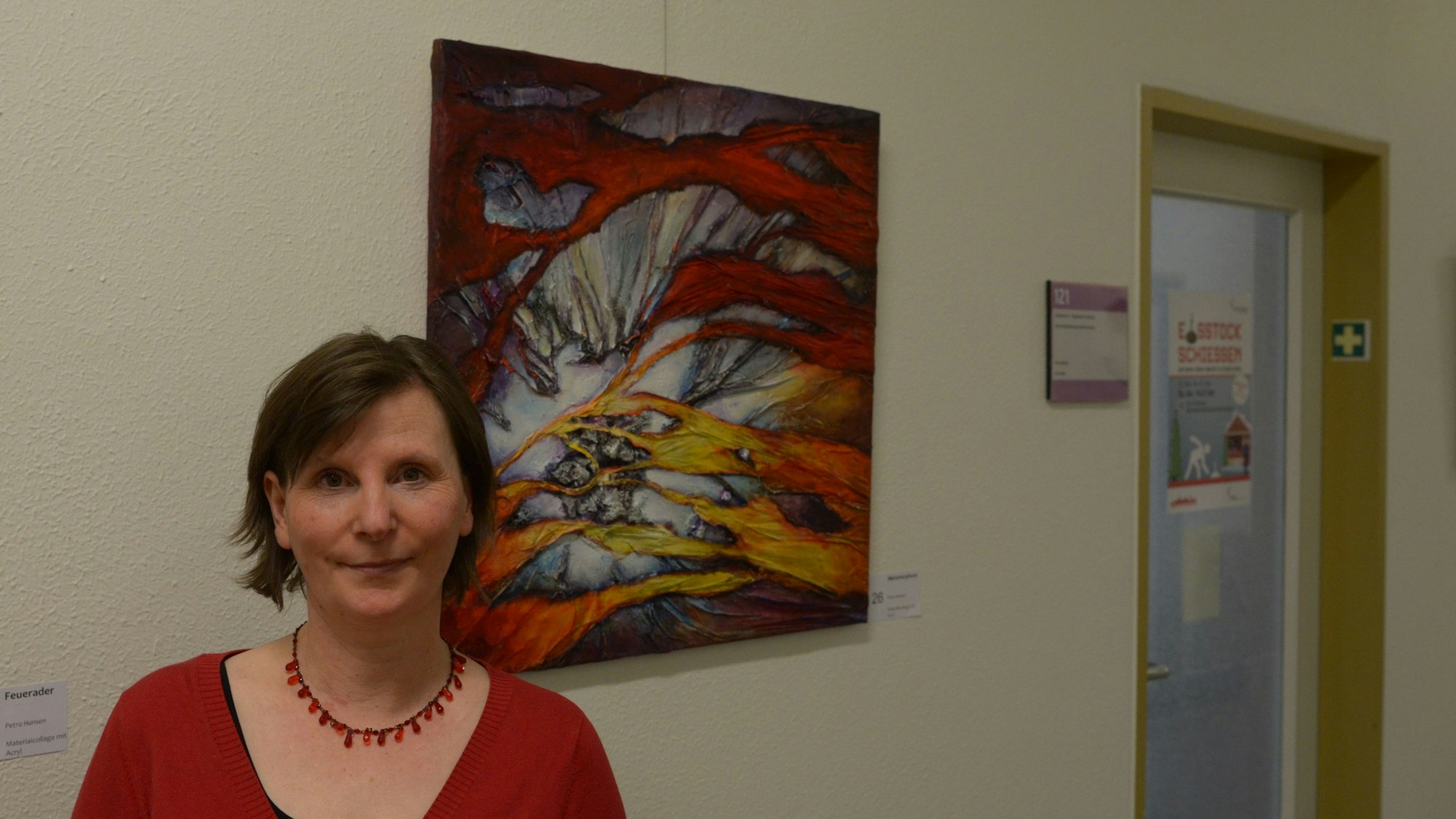 Die Künstlerin Petra Hansen steht im Euskirchener Rathaus vor ihrem Bild mit dem Titel „Metamorphose“.