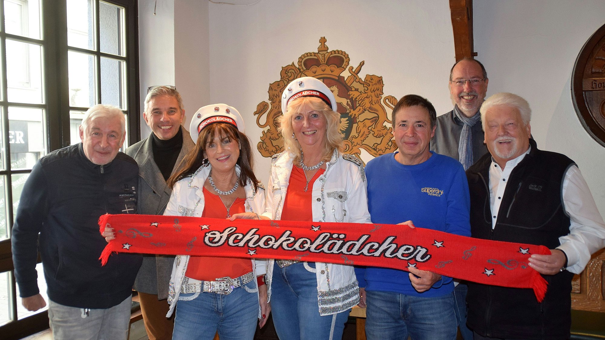 Endlich wieder ein Mottolied für den Bönnschen Fastelovend, darüber freuen sich (von links) Ali Stolle, Mirko Feld, die „Schokolädcher“ Silvia Smolka und Anja Erhardt, Wolfgang Rutsch, Jürgen Klasen und Franz Wahl. Foto: Frank Engel-Strebel