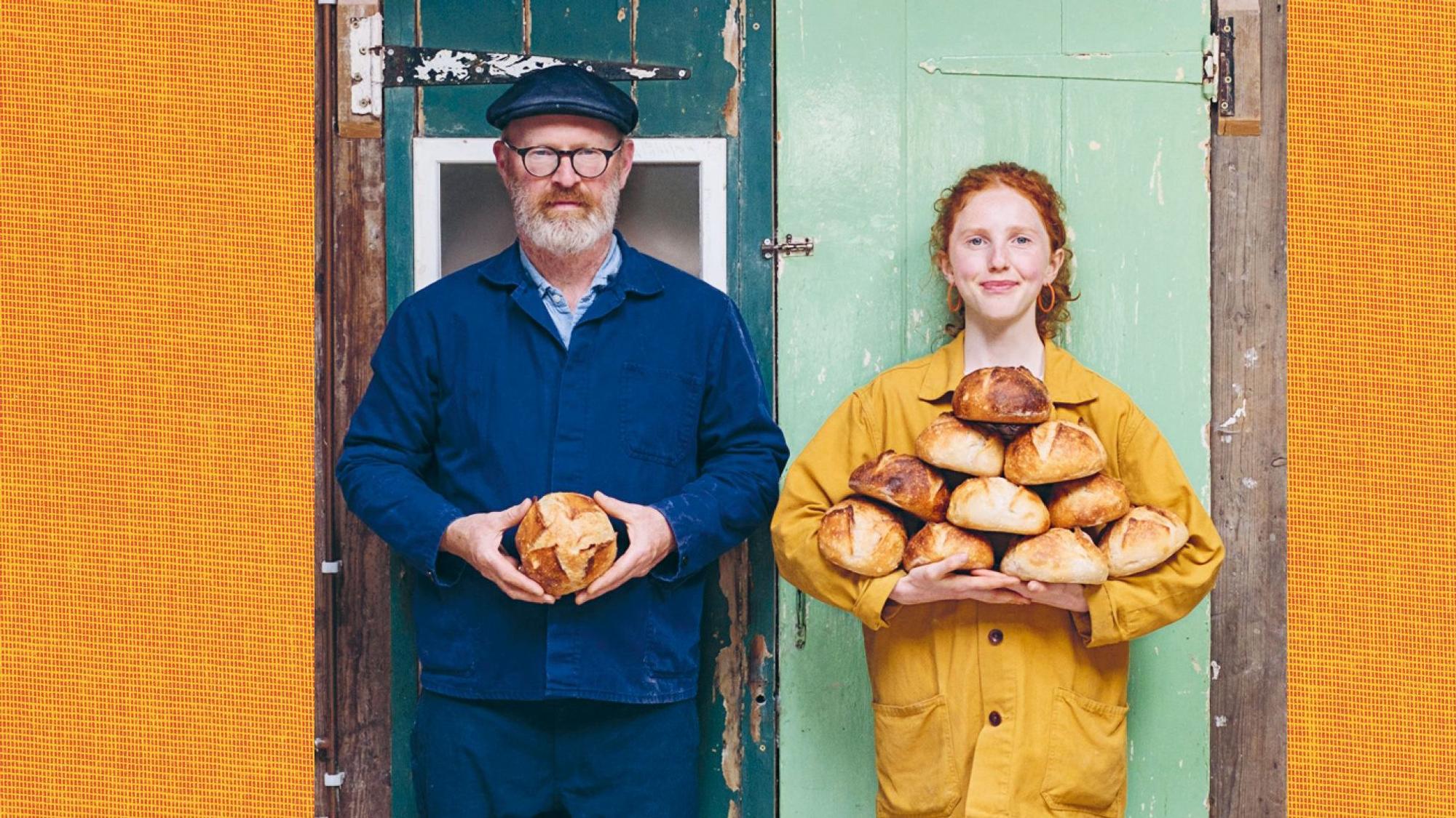 Vater Al und Tochter Kitty Tait mit selbstgebackenem Brot auf dem Cover ihres Backbuches.