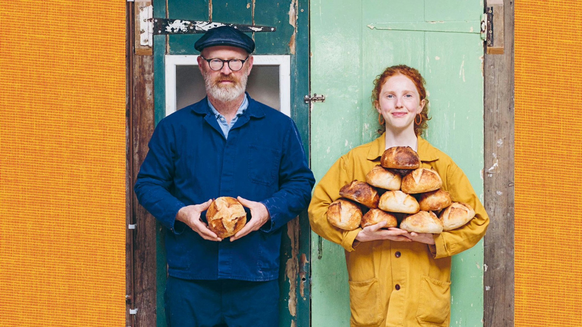 Vater Al und Tochter Kitty Tait mit selbstgebackenem Brot auf dem Cover ihres Backbuches.