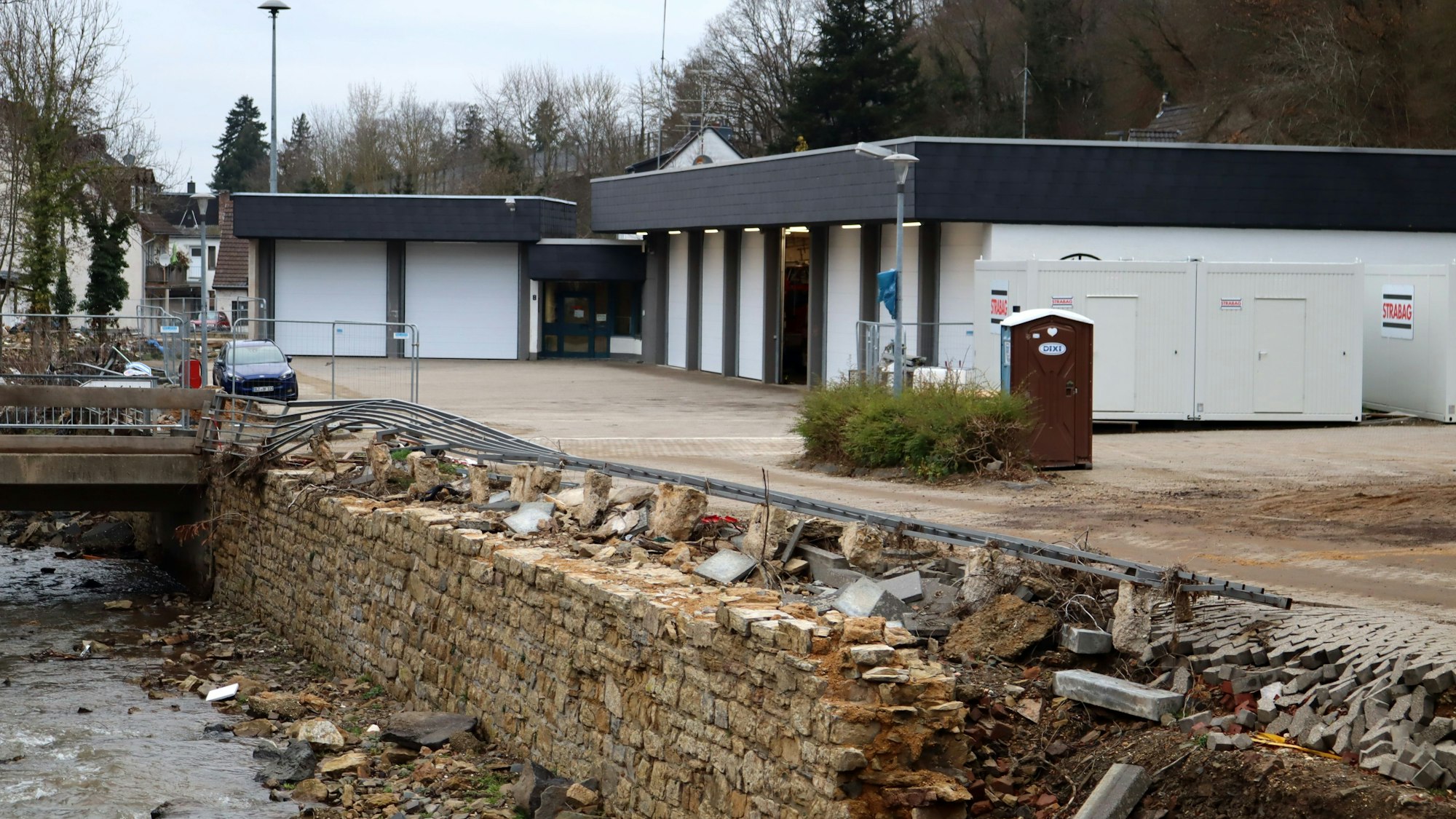 Die Feuerwache in Bad Münstereifel ein halbes Jahr nach der Flut: Die Erftmauern sind noch zerstört.