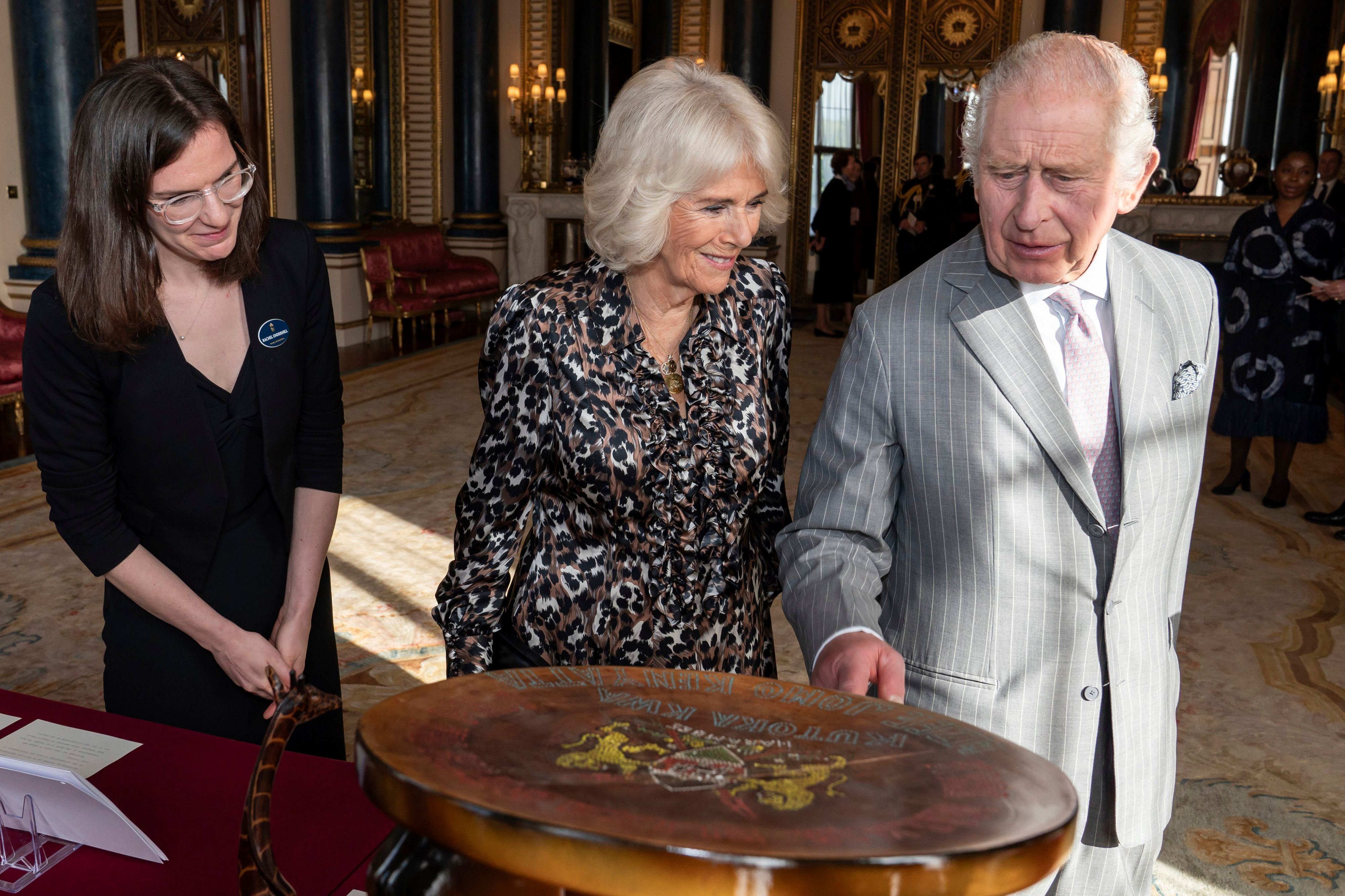 Der britische König Charles III. und Königin Camilla betrachten einen Teil der königlichen Sammlung, die sich auf die Verbindung der königlichen Familie zu Kenia bezieht, während eines Empfangs für die kenianische Diaspora im Buckingham Palace.