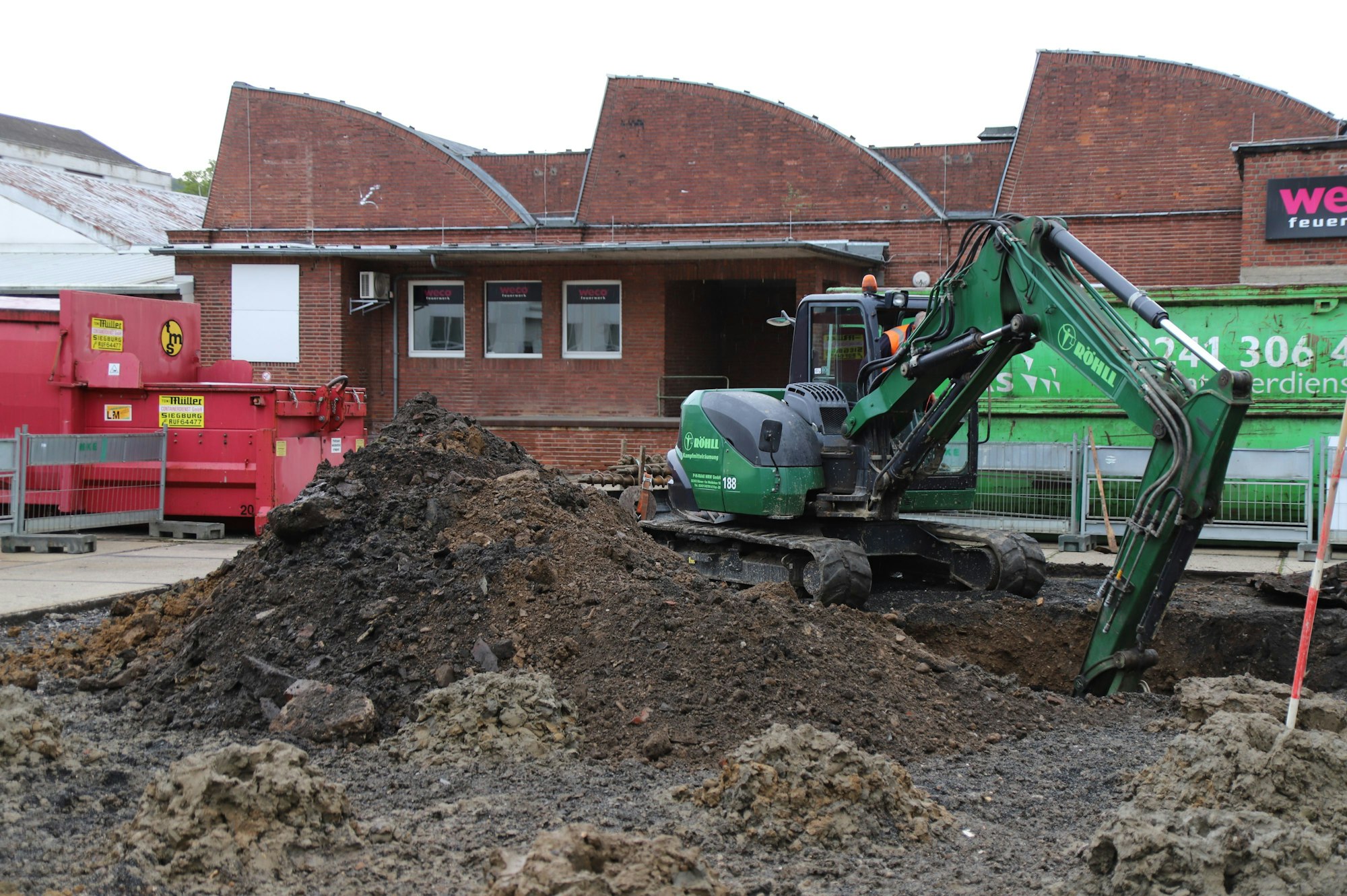 Mit einem Löffelbagger grub die Forma Röhll an zwei Verdachtspunkten bis zu drei Meter in die Tiefe. Ein Bombenblindgänger wurde nicht gefunden.